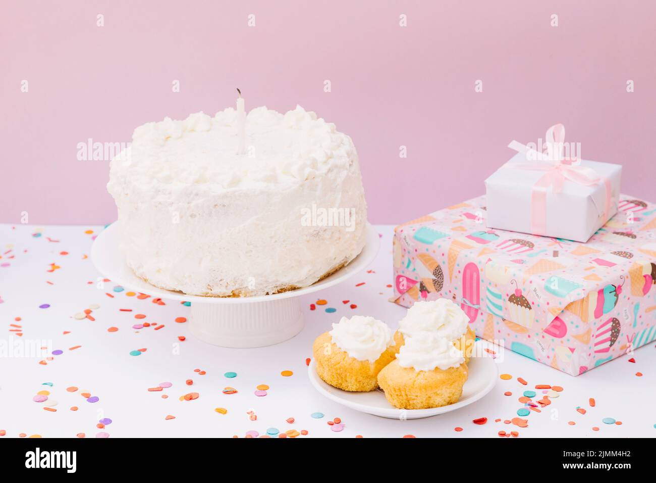 Boîte cupcakes carton rose et blanc pour présenter deux gâteaux