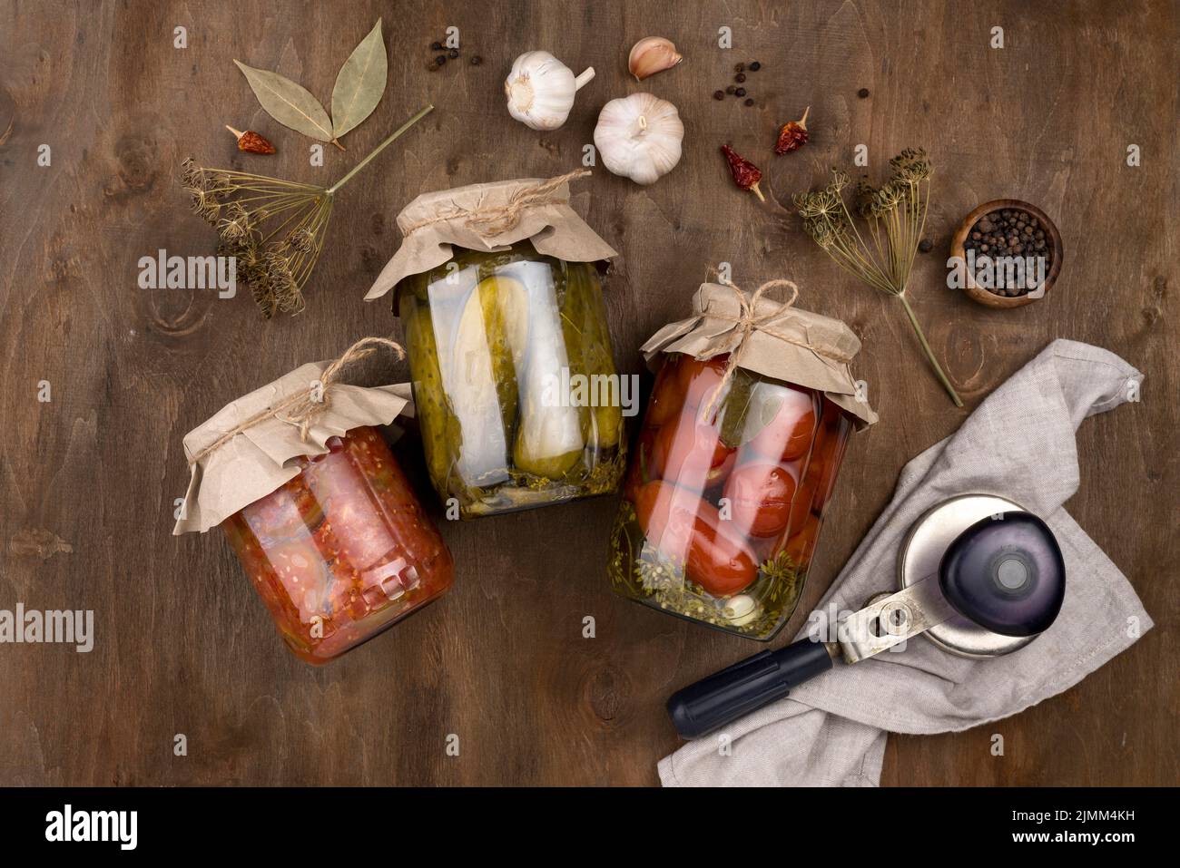 Pots avec vue sur le dessus et légumes conservés Banque D'Images