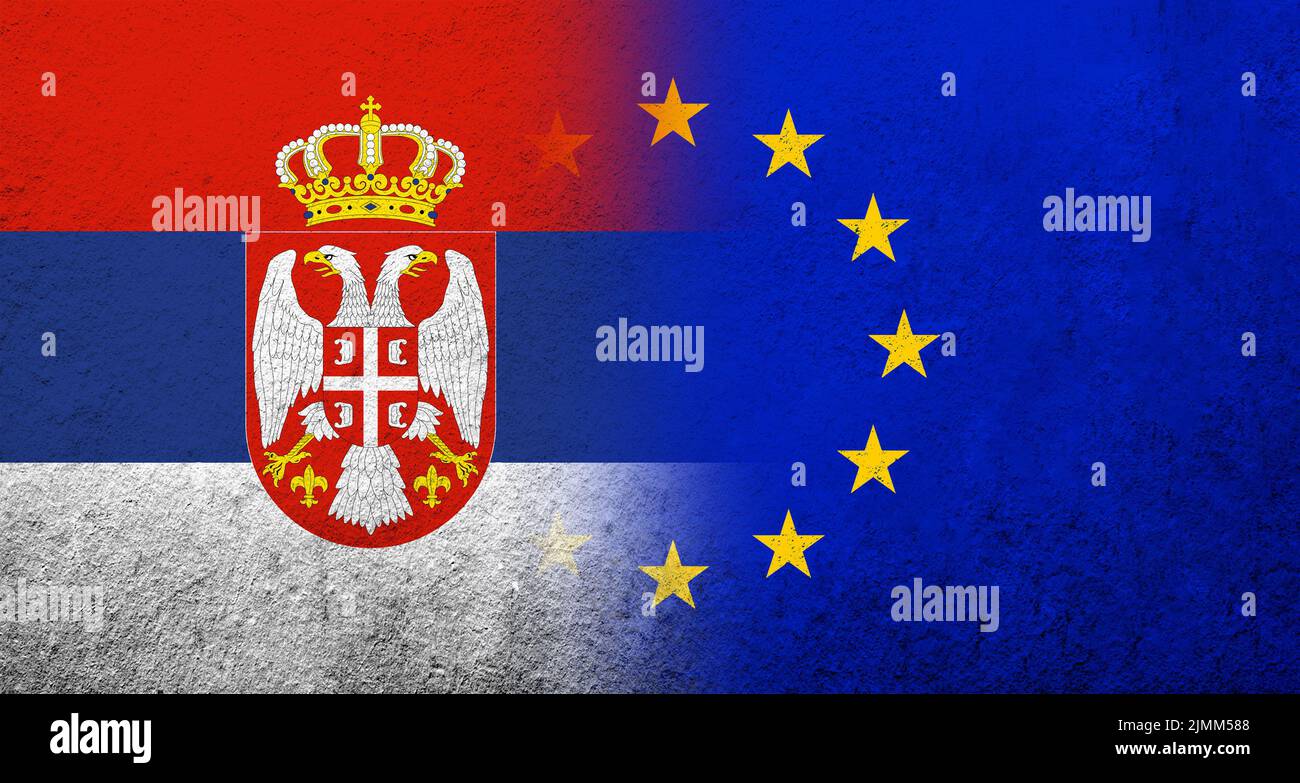 Drapeau de l'Union européenne avec la Serbie drapeau national. Grunge l'arrière-plan Banque D'Images