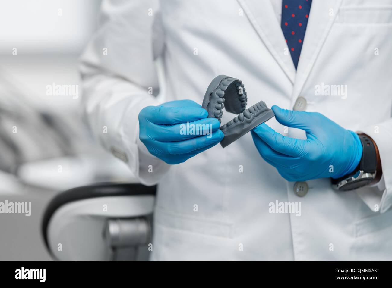 Mâchoire supérieure et inférieure d'un homme imprimée sur une imprimante 3D de photopolymère Banque D'Images