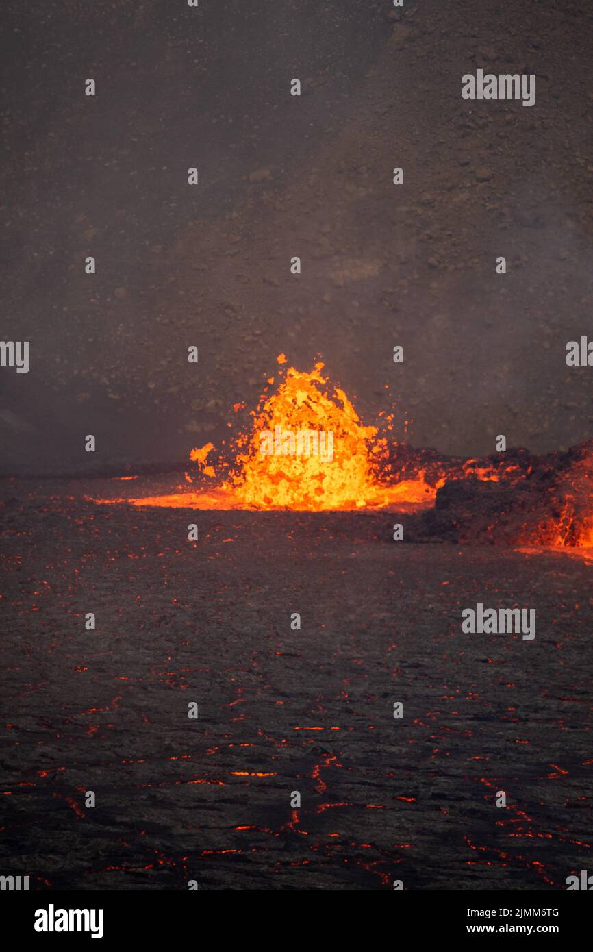 Des projections de lave ont lieu au cours d'une petite éruption volcanique au Mont Fagradalsfjall, dans le sud-ouest de l'Islande, en août 2022. Banque D'Images