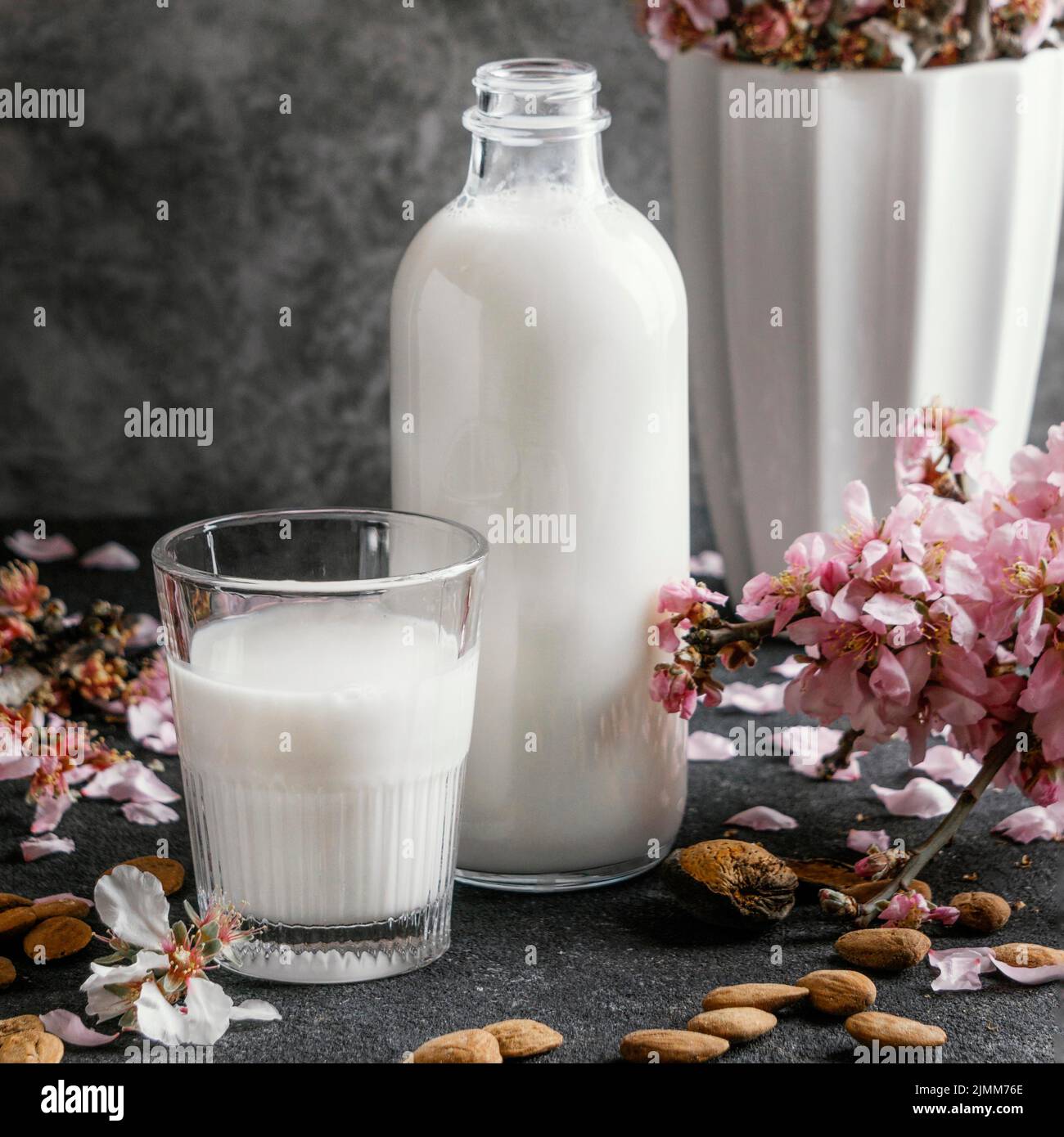 Préparation de la table de lait d'amande Banque D'Images