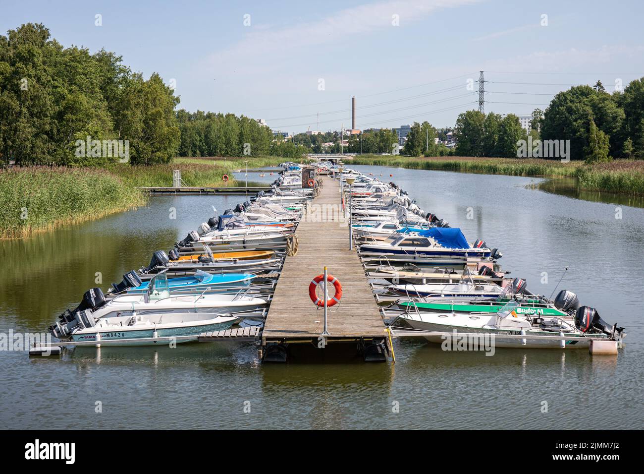 Bateaux à moteur amarrés aux jetées Ramsaynranta dans le quartier Munkkiniemi d'Helsinki, en Finlande Banque D'Images