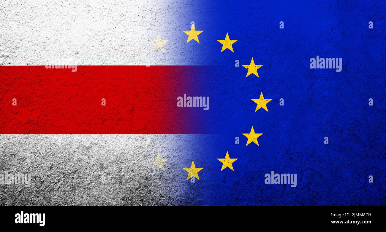 Drapeau de l'Union européenne avec drapeau blanc-rouge-blanc de la République démocratique du Bélarus. Grunge l'arrière-plan Banque D'Images