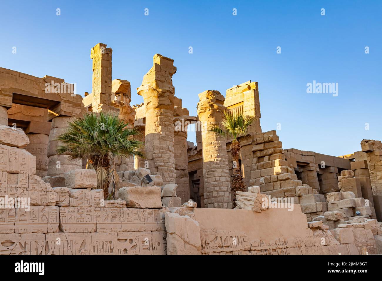 Vue sur les ruines de la grande salle Hypostyle du temple de Karnak. Banque D'Images