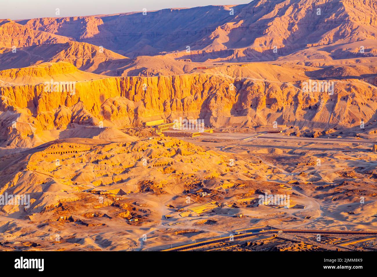 Vue aérienne du temple mortuaire de Hatshepsout à Deir el-Bahari le matin. Banque D'Images