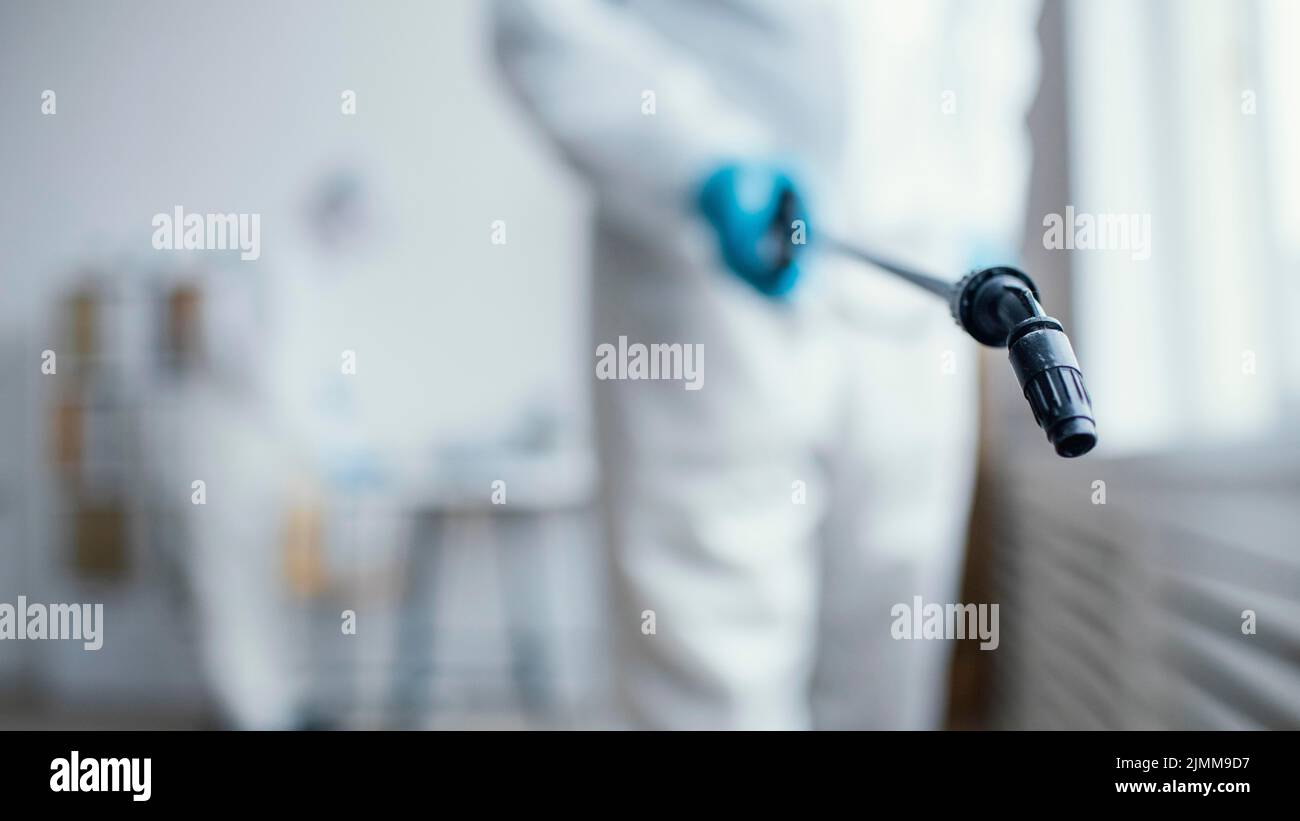 Personnes désinfectantes de la zone à risque biologique Banque D'Images