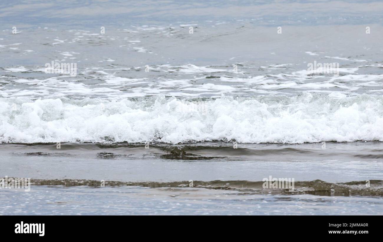 De petites vagues se brisent sur le rivage Banque D'Images