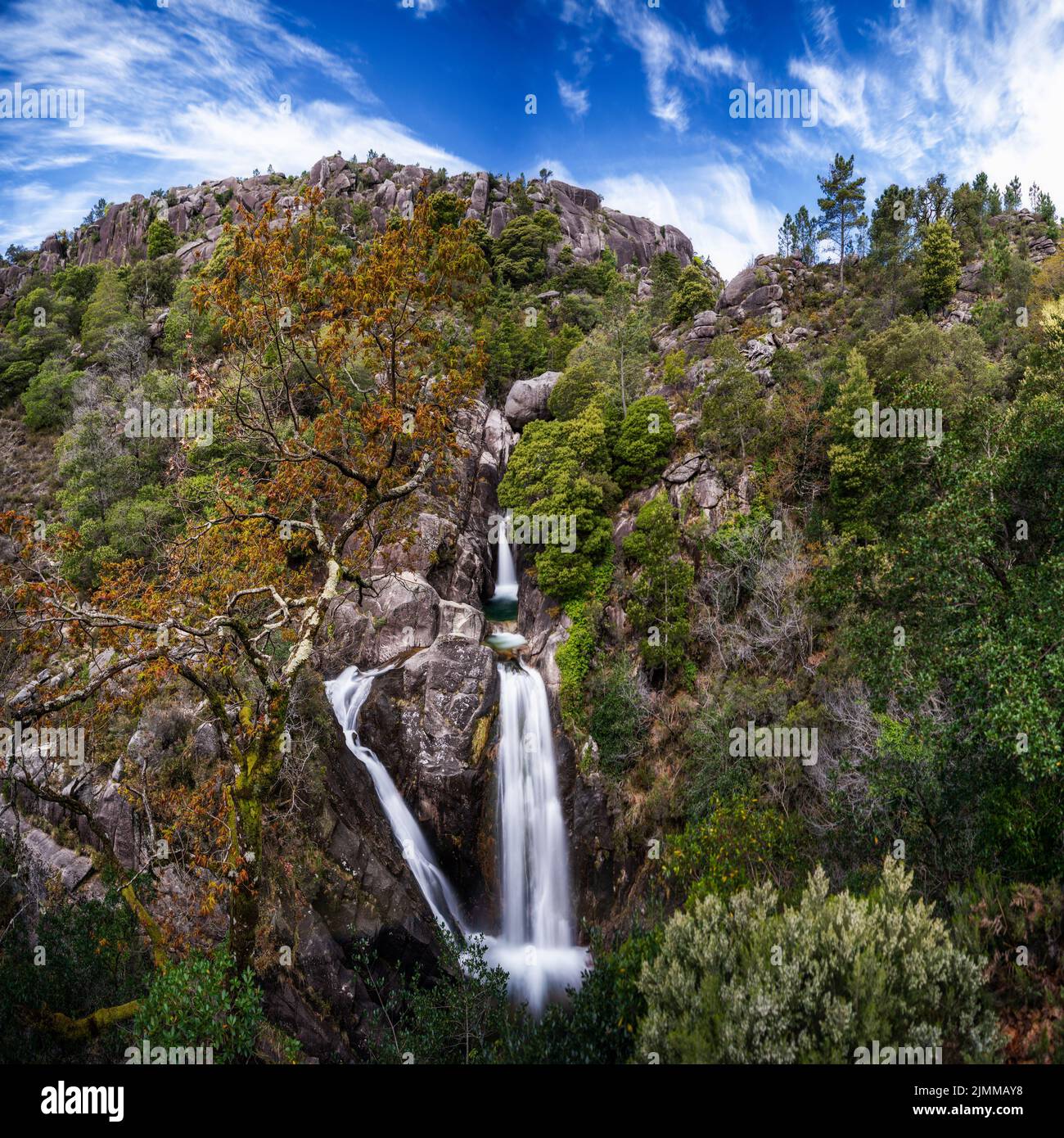 Vue sur les cascades de Cascata do Arado dans le parc national de Peneda-Geres au Portugal Banque D'Images