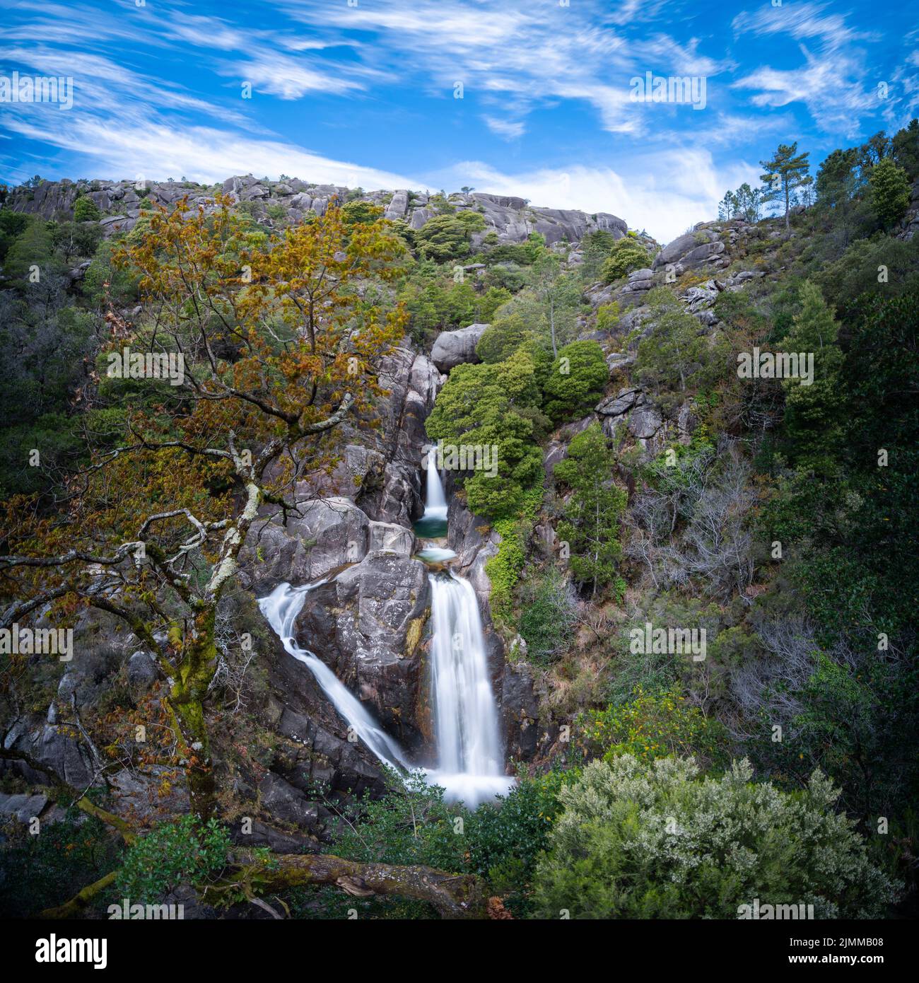 Vue sur les cascades de Cascata do Arado dans le parc national de Peneda-Geres au Portugal Banque D'Images