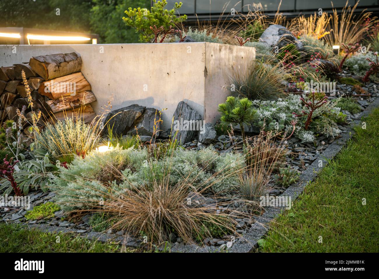 JARDIN résidentiel de Rockery ILLUMINÉ PAR LED. Thème de l'industrie du jardinage et de l'aménagement paysager. Banque D'Images