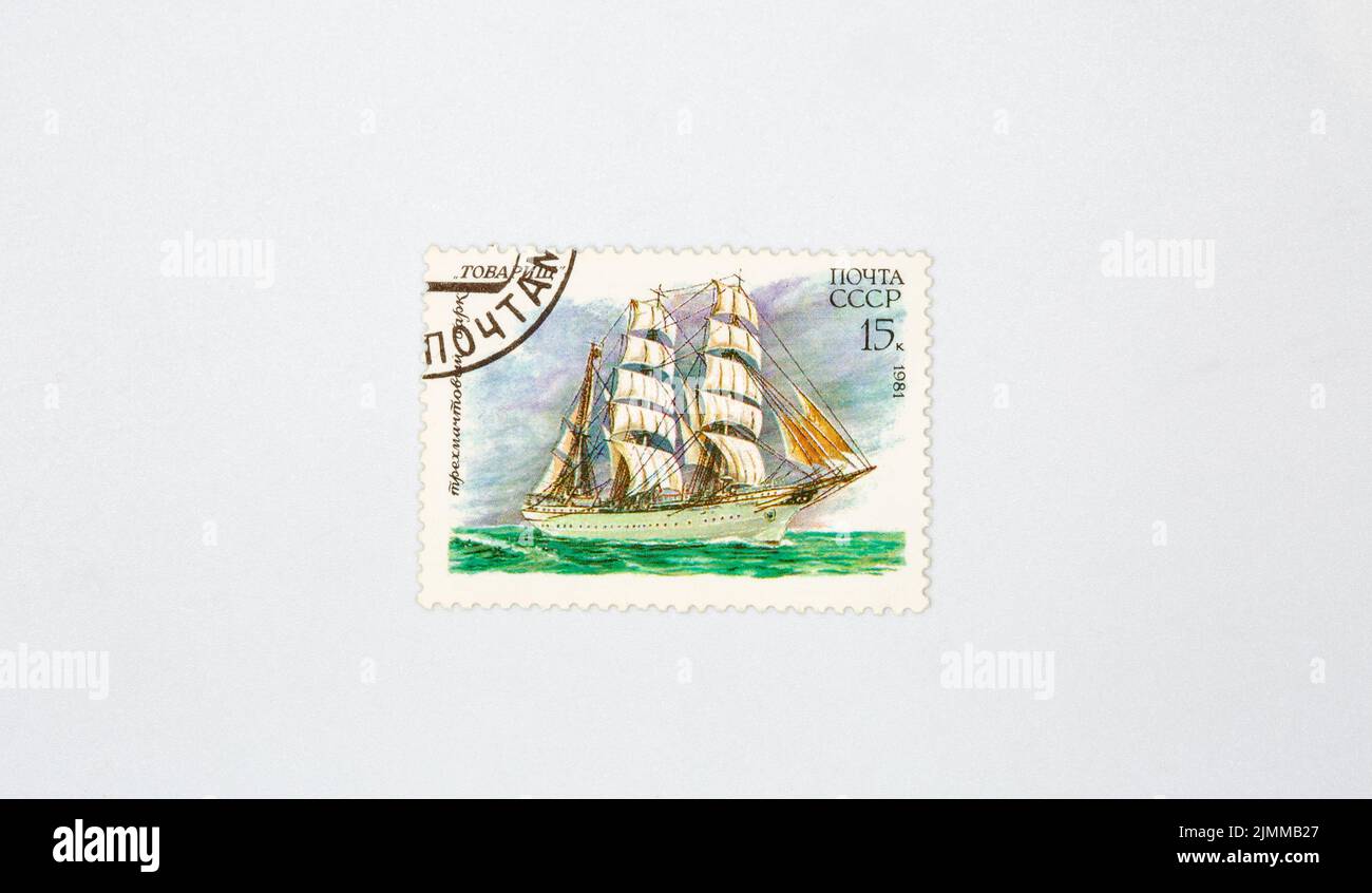 Ancien timbre à collectionner de la poste de l'URSS avec la barque à trois mâts Comrade près contre blanc. Vers 1981. Banque D'Images