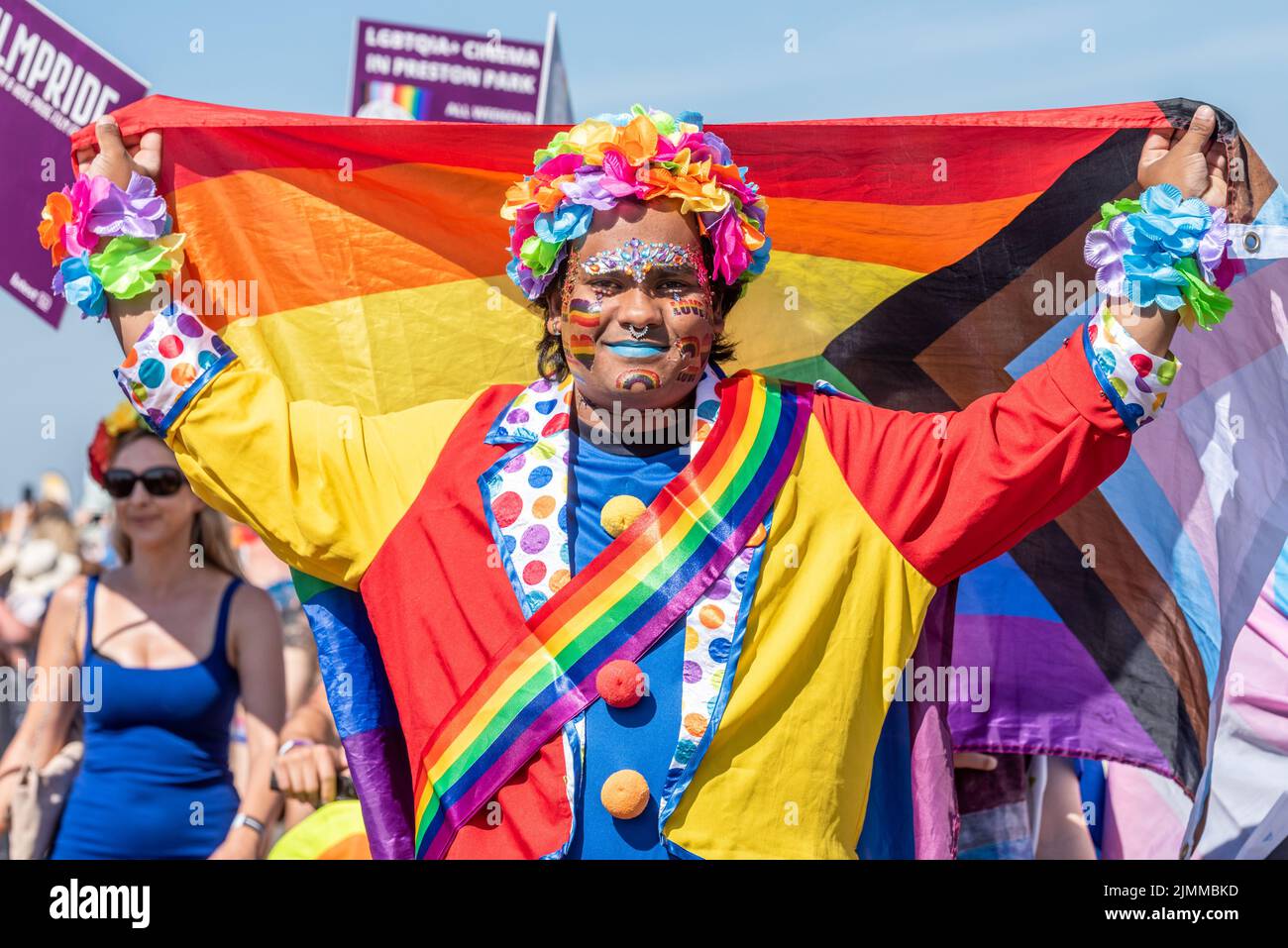 Brighton, 6 août 2022 : les gens se sont préparés au début de la parade pour l'événement Pride le plus populaire du Royaume-Uni à Brighton, cette année pour la célébrer Banque D'Images