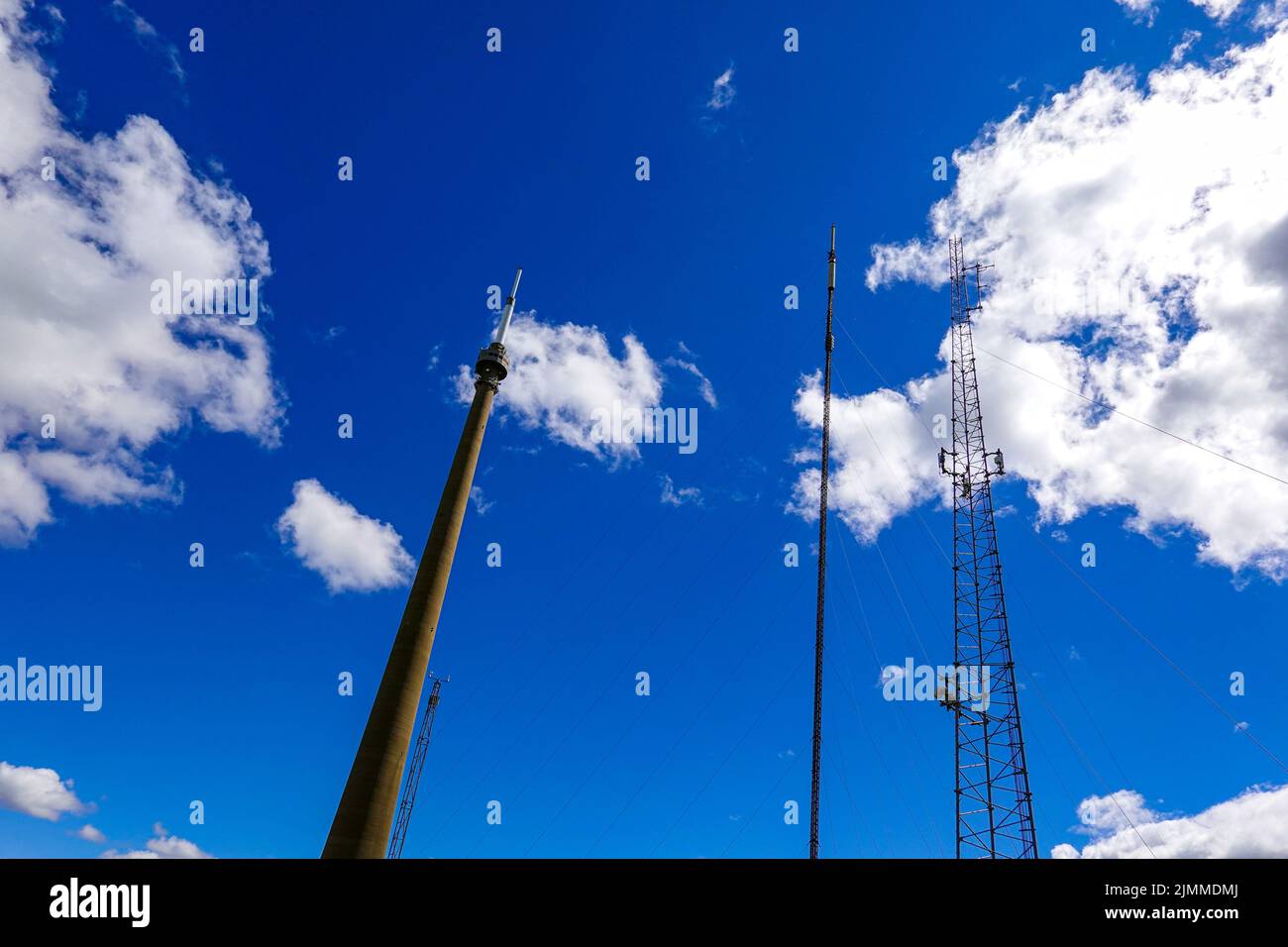 Mât Emley Moor, tour de transmission, contre un ciel bleu, West Yorkshire Banque D'Images