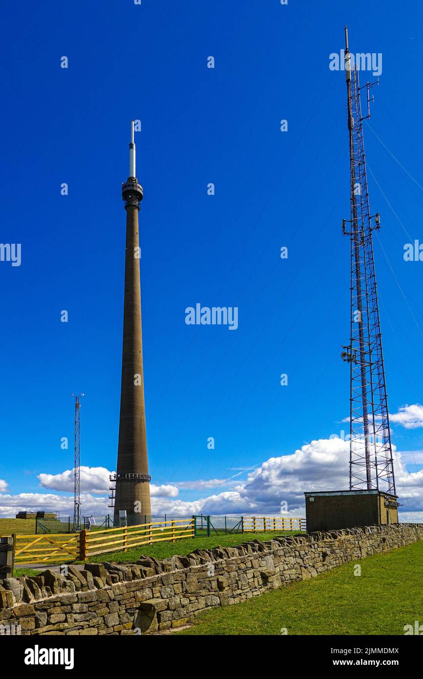 Mât Emley Moor, tour de transmission, contre un ciel bleu, West Yorkshire Banque D'Images
