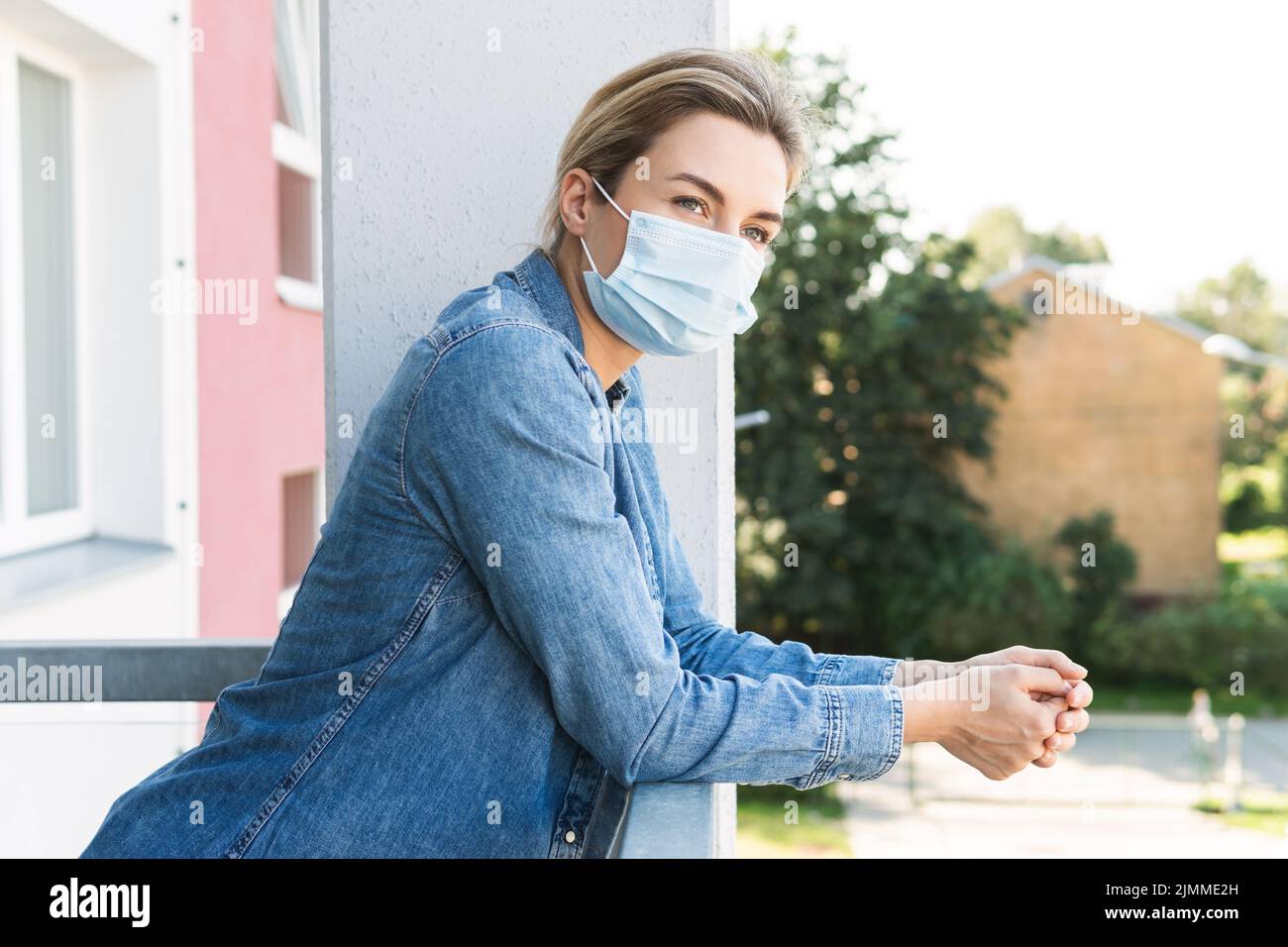 Jeune femme avec un masque de prévention sur son visage Banque D'Images