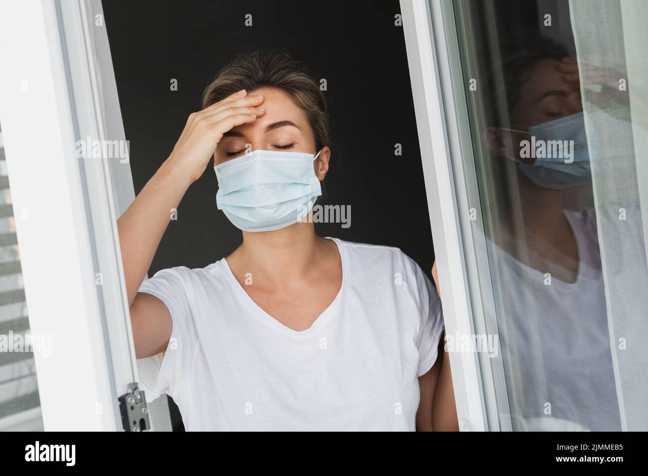 Femme fatiguée avec masque de prévention dehors Banque D'Images