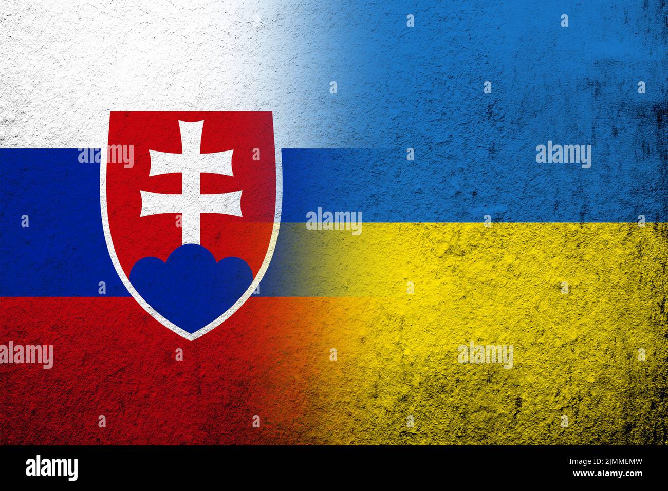 Drapeau national de la Slovaquie avec drapeau national de l'Ukraine. Grunge l'arrière-plan Banque D'Images