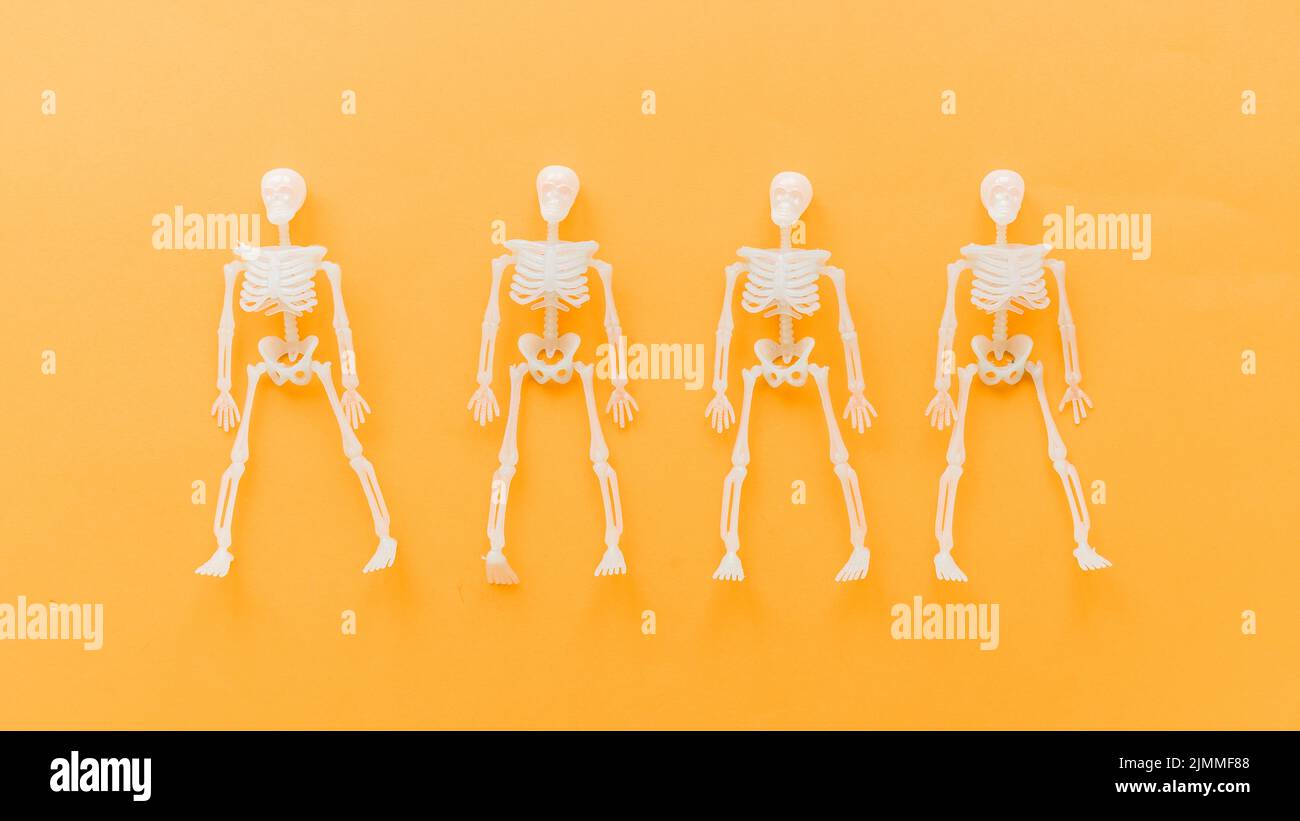 Composition Halloween avec quatre squelettes Banque D'Images