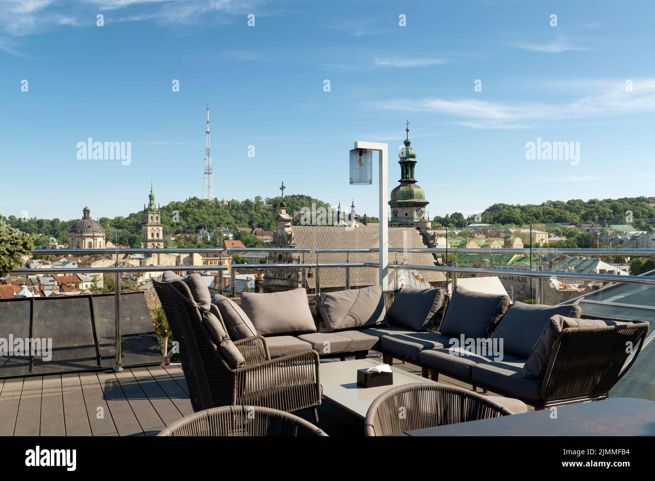 Restaurant sur le toit avec une vue magnifique sur la vieille ville de Lviv Banque D'Images