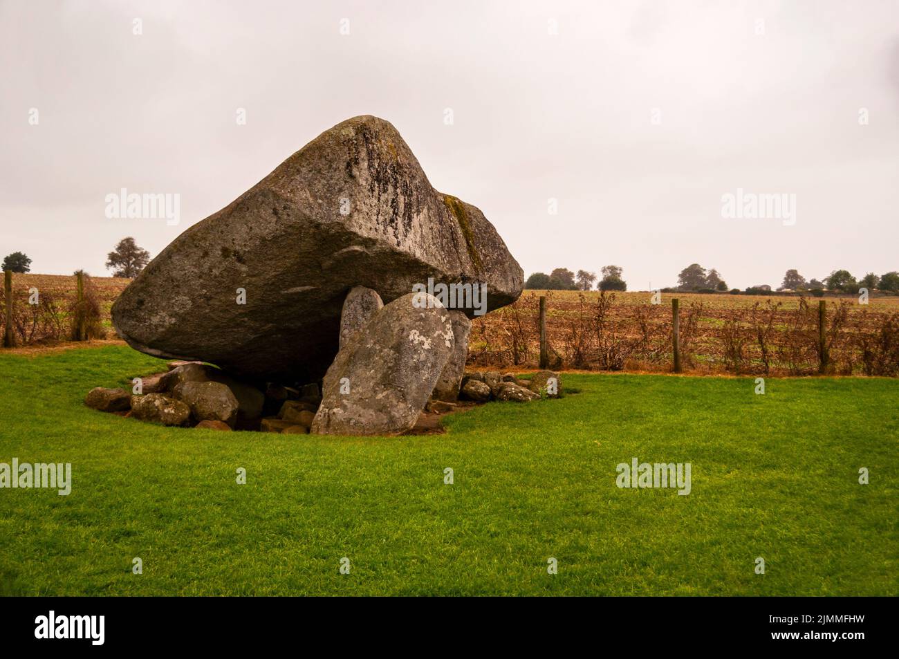 Brownshill Dolmen est réputé pour avoir la pierre angulaire la plus lourde d'Europe, dans le comté de Carlow, en Irlande. Banque D'Images