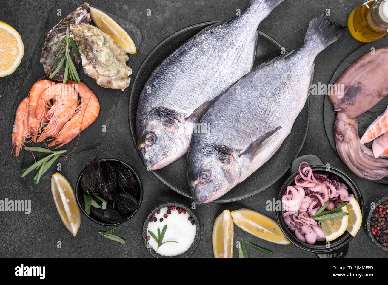 Poisson de fruits de mer frais non cuit, plat Banque D'Images