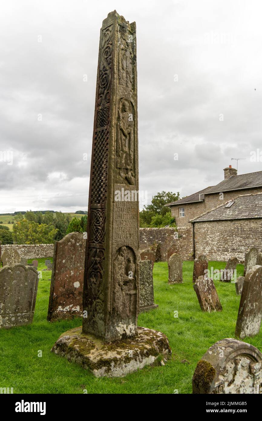 The Bewcastle Cross - anglo-saxon avec sculpture runique, nœuds entrelacés, 7e ou 8e siècle, dans le cimetière de St Cuthbert, Bewcastle, Cumbria, Royaume-Uni. Banque D'Images