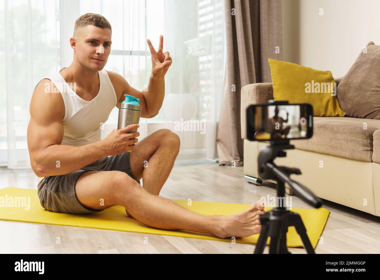 Blogueur de fitness streaming ou enregistrement vidéo pour ses abonnés Banque D'Images