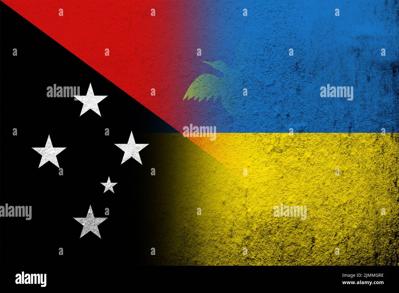 L'Etat indépendant de la Papouasie-Nouvelle-Guinée drapeau national avec drapeau national de l'Ukraine. Grunge l'arrière-plan Banque D'Images