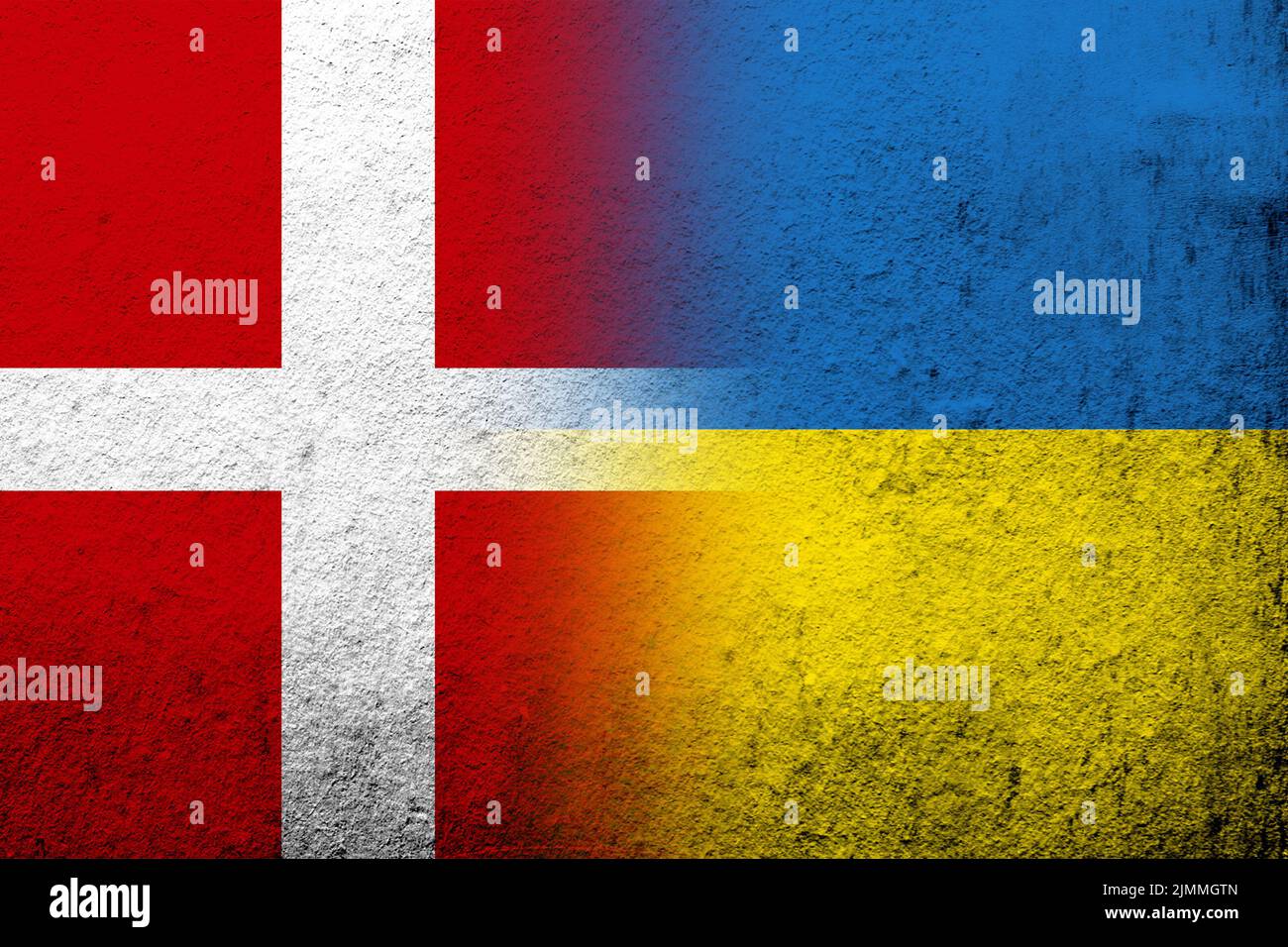 Le Royaume du Danemark drapeau national avec drapeau national de l'Ukraine. Grunge l'arrière-plan Banque D'Images