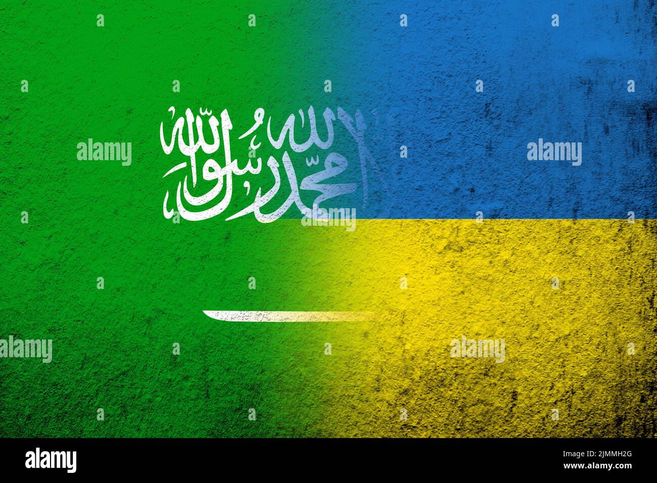 Le Royaume d'Arabie saoudite drapeau national avec drapeau national de l'Ukraine. Grunge l'arrière-plan Banque D'Images
