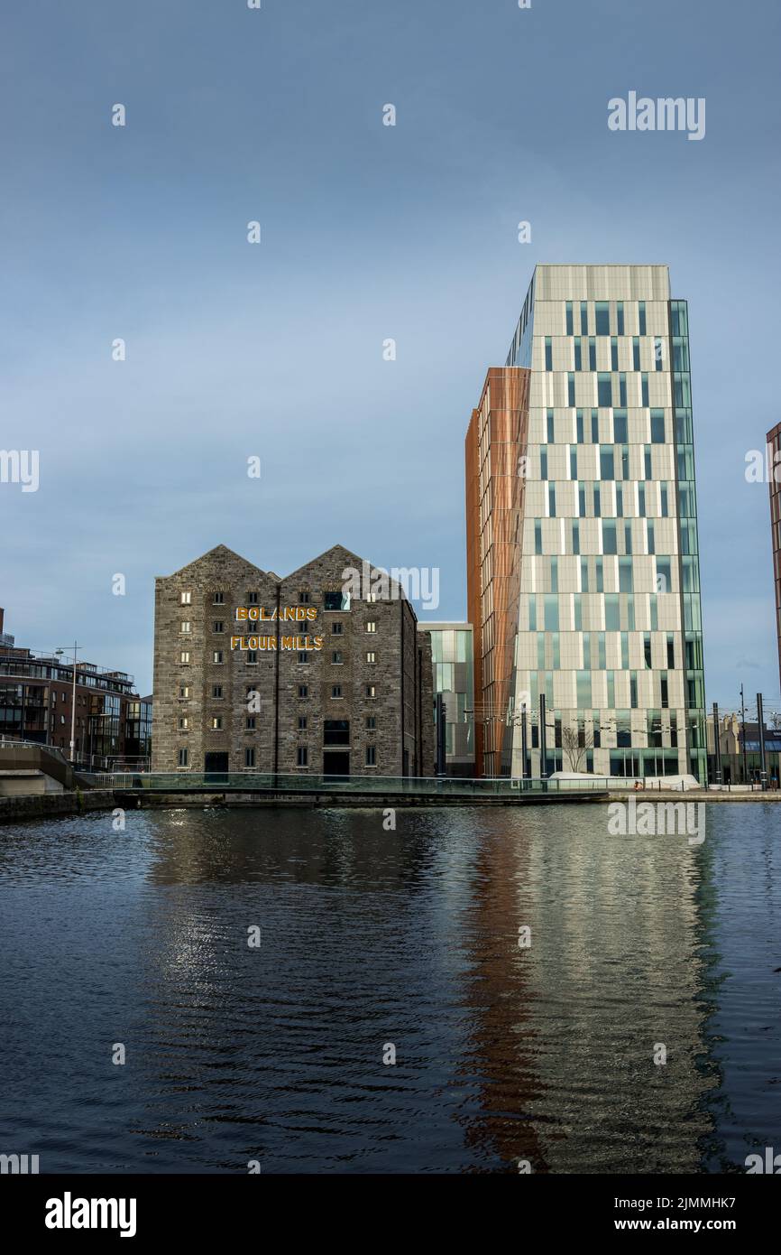 Vue sur les appartements et les bureaux du quartier des docklands de Dublin Banque D'Images