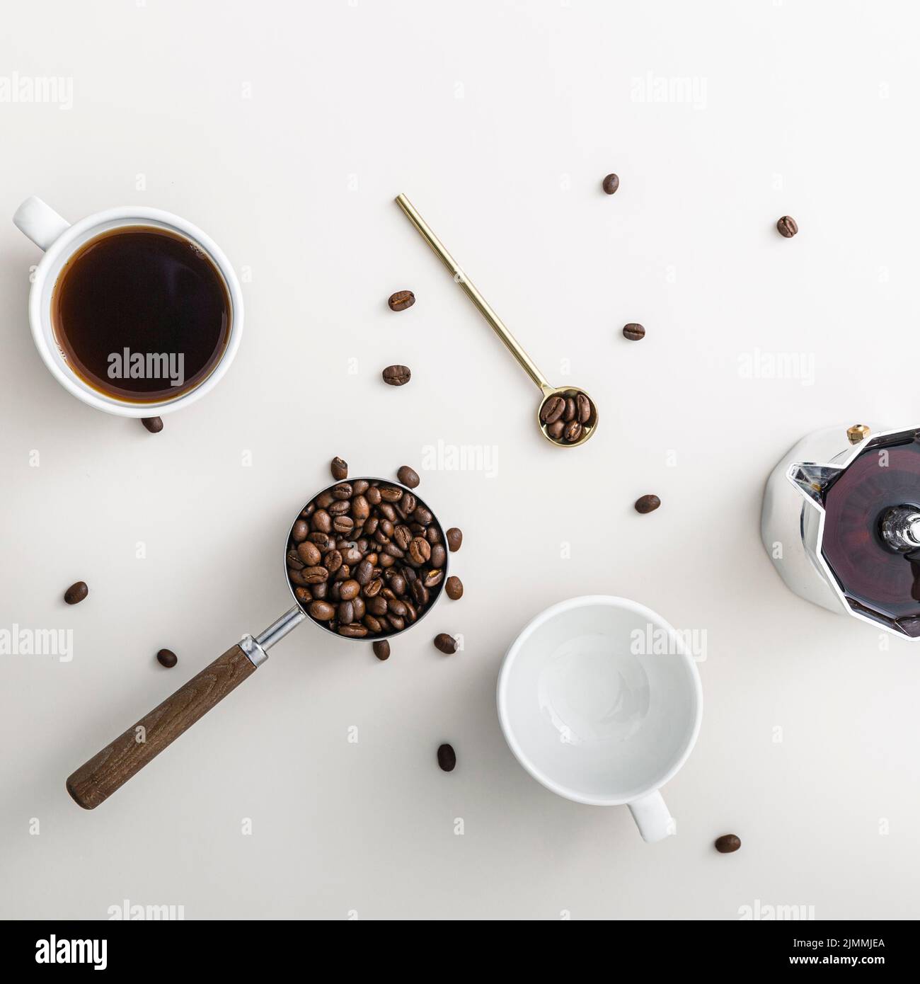 Vue de dessus tasse à grains de café avec cuillère à bouilloire Banque D'Images