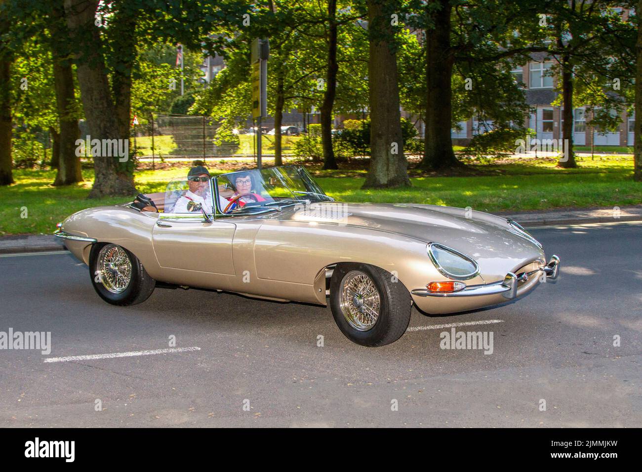 Cabrio E-Type beige 4,2 litres ; en route vers le salon automobile Lytham Hall, Lancashire, Royaume-Uni Banque D'Images