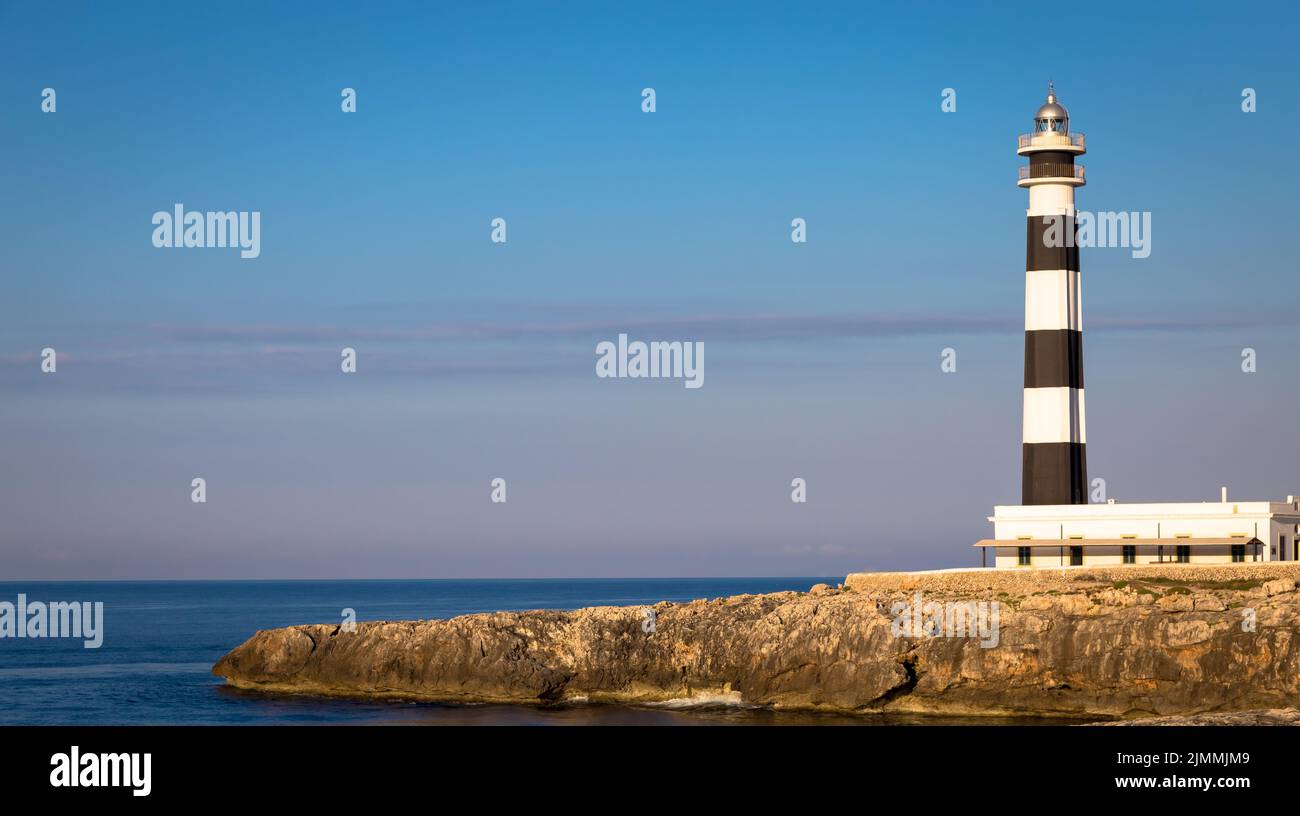 Magnifique phare d'Artrutx au coucher du soleil à Minorque, Espagne Banque D'Images