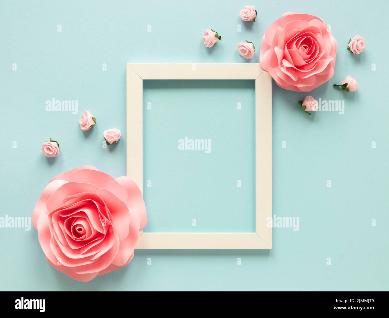 Cadre avec vue de dessus et fleurs en papier pour femmes jour Banque D'Images