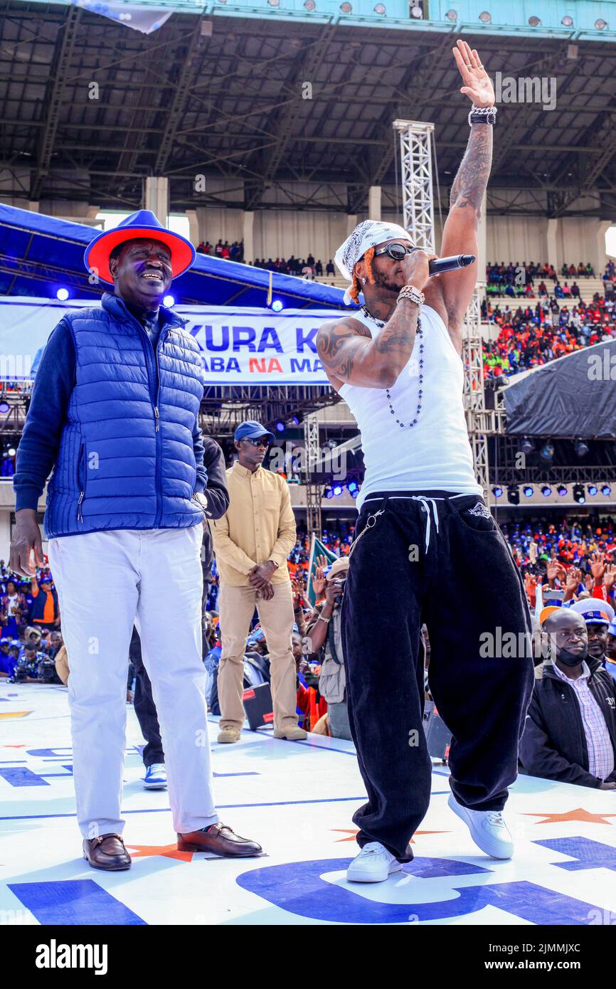 Azimio la Umoja, candidate à la présidence, Raila Odinga (L), et l'artiste tanzanien bongo flava, Diamond Platnutz, vu au stade Kasarani. Le rassemblement final Azimio la Umoja One Kenya s'est tenu au stade international moi-Kasarani. (Photo de Donwilson Odhiambo / SOPA Images/Sipa USA) Banque D'Images