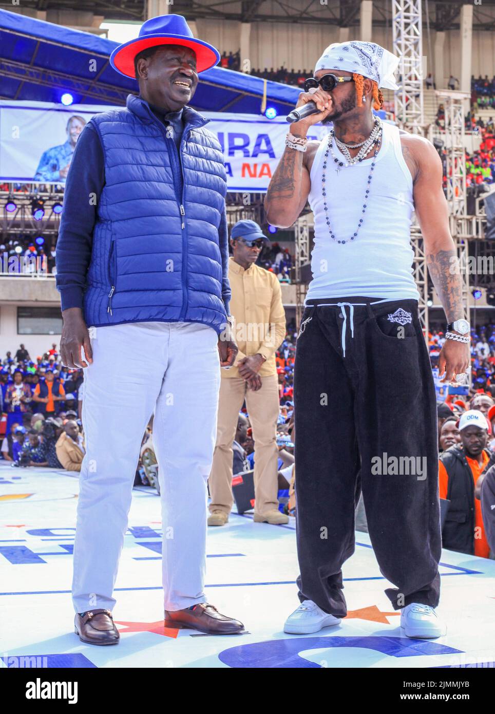 Azimio la Umoja, candidate à la présidence, Raila Odinga (L), et l'artiste tanzanien bongo flava, Diamond Platnutz, vu au stade Kasarani. Le rassemblement final Azimio la Umoja One Kenya s'est tenu au stade international moi-Kasarani. (Photo de Donwilson Odhiambo / SOPA Images/Sipa USA) Banque D'Images