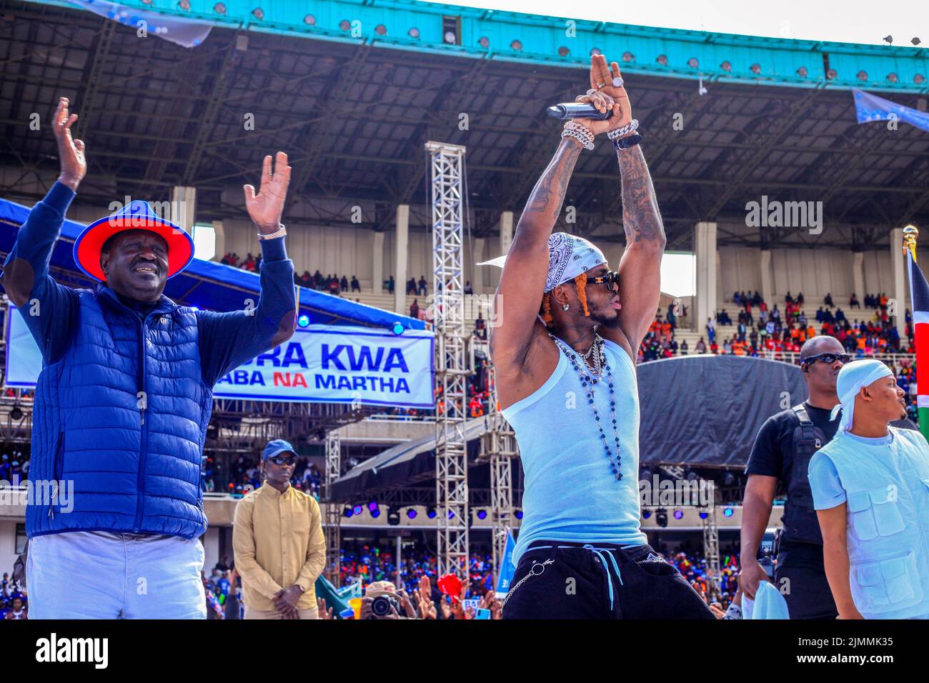 Azimio la Umoja, candidate à la présidence, Raila Odinga (L), et l'artiste tanzanien bongo flava, Diamond Platnutz, vu au stade Kasarani. Le rassemblement final Azimio la Umoja One Kenya s'est tenu au stade international moi-Kasarani. (Photo de Donwilson Odhiambo / SOPA Images/Sipa USA) Banque D'Images