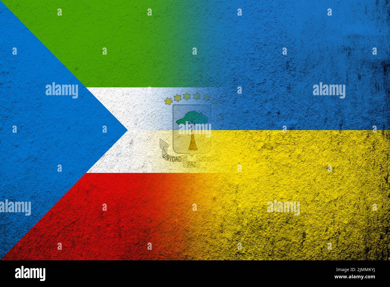La République de Guinée équatoriale drapeau national avec drapeau national de l'Ukraine. Grunge l'arrière-plan Banque D'Images