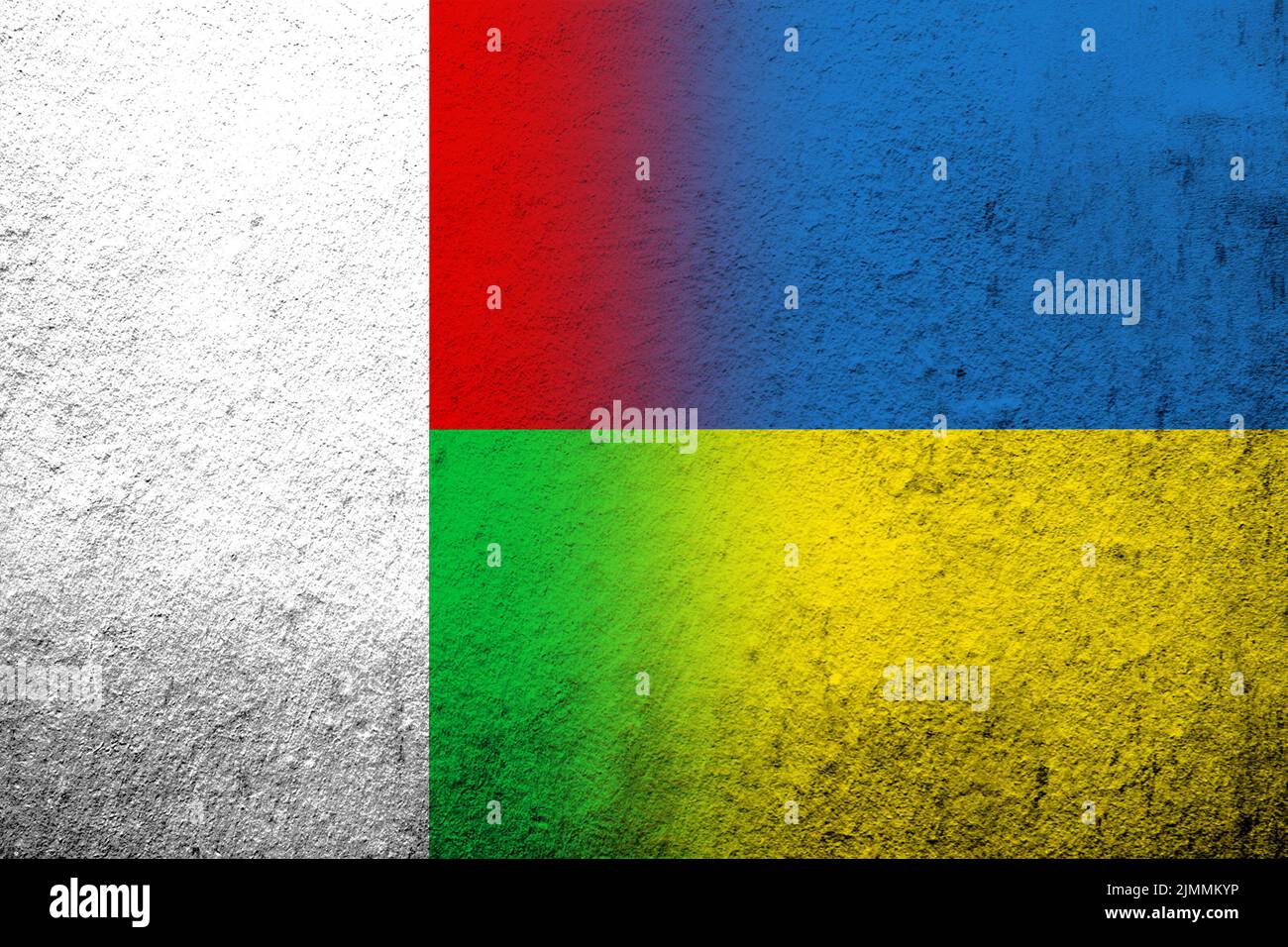 La République de Madagascar drapeau national avec drapeau national de l'Ukraine. Grunge l'arrière-plan Banque D'Images