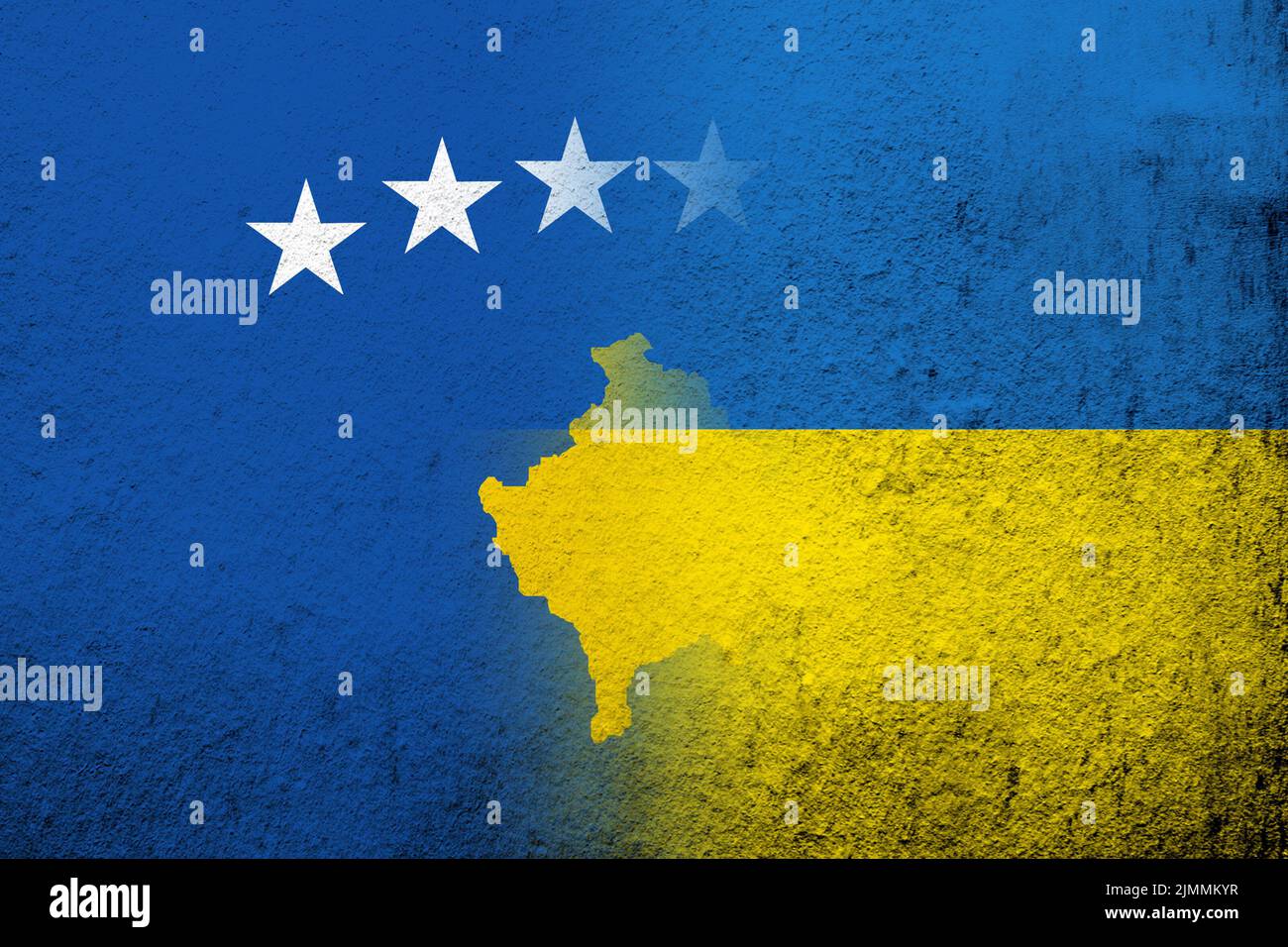 La République du Kosovo drapeau national avec drapeau national de l'Ukraine. Grunge l'arrière-plan Banque D'Images