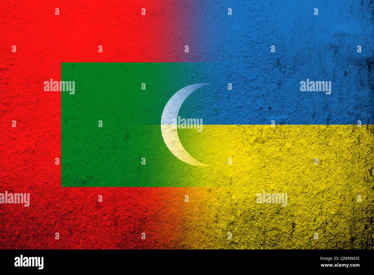 La République des Maldives drapeau national avec drapeau national de l'Ukraine. Grunge l'arrière-plan Banque D'Images