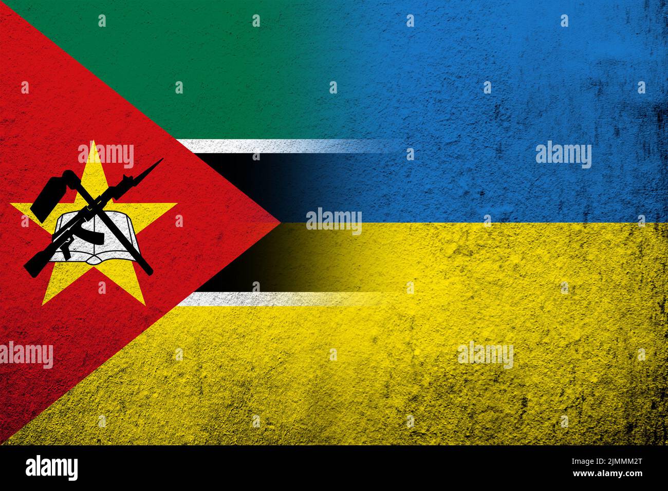 La République du Mozambique drapeau national avec drapeau national de l'Ukraine. Grunge l'arrière-plan Banque D'Images