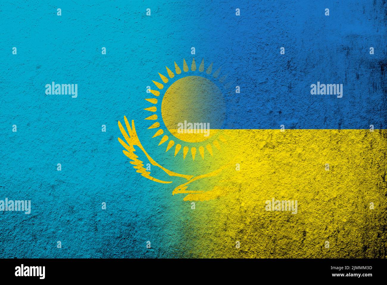 La République du Kazakhstan drapeau national avec drapeau national de l'Ukraine. Grunge l'arrière-plan Banque D'Images