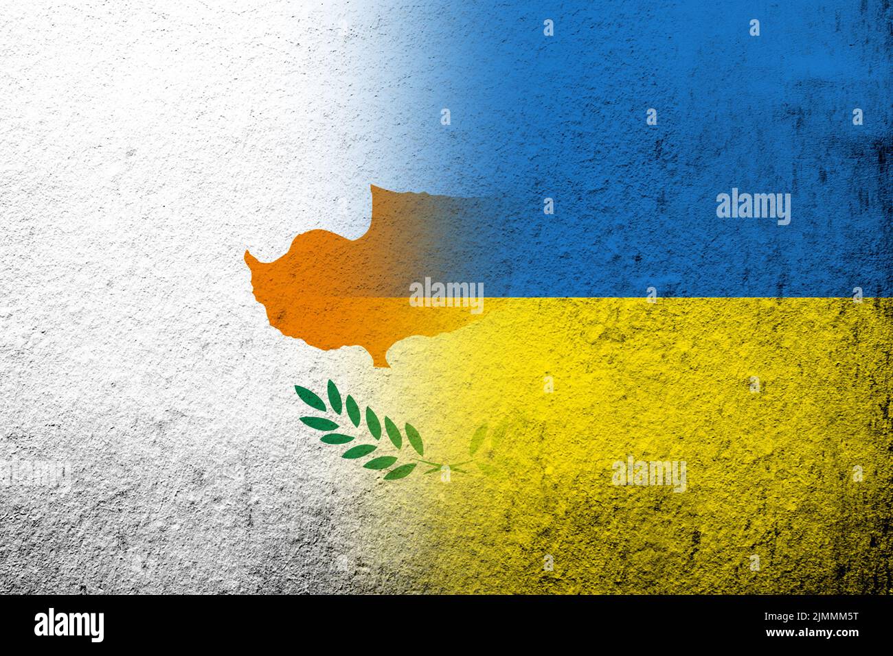 La République de Chypre drapeau national avec drapeau national de l'Ukraine. Grunge l'arrière-plan Banque D'Images