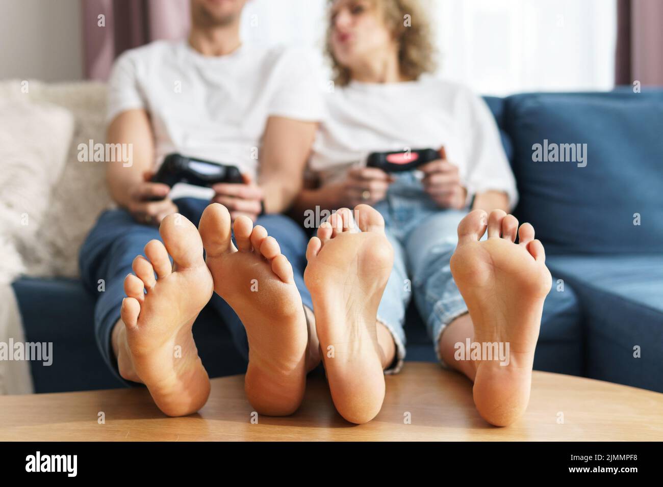 Couple avec un gamepads jouent à la console de jeux vidéo Banque D'Images