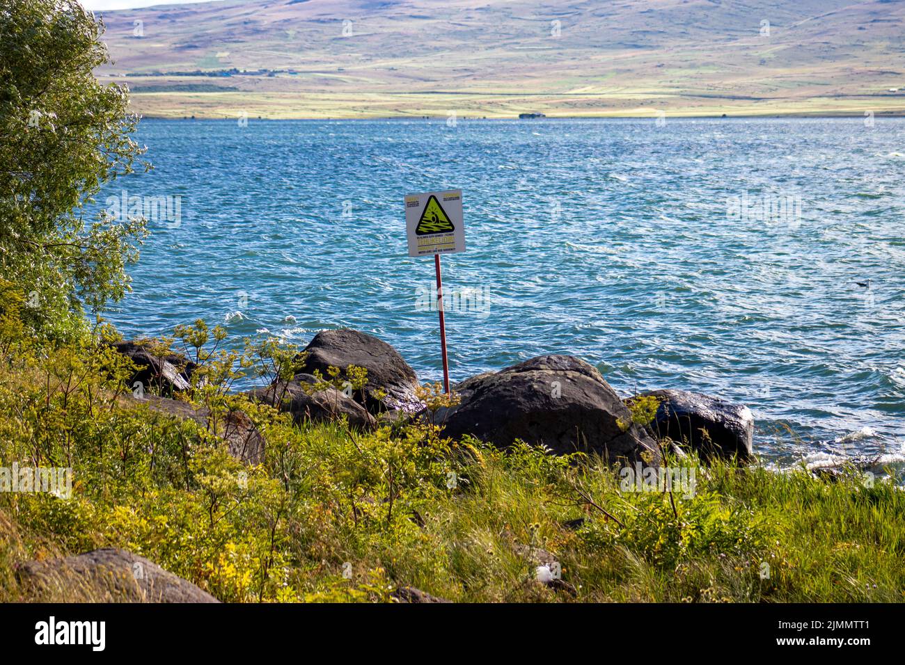 Ardahan, Turquie - juillet 2022 ; le signe il est dangereux d'entrer dans l'eau du lac Çıldır. Banque D'Images