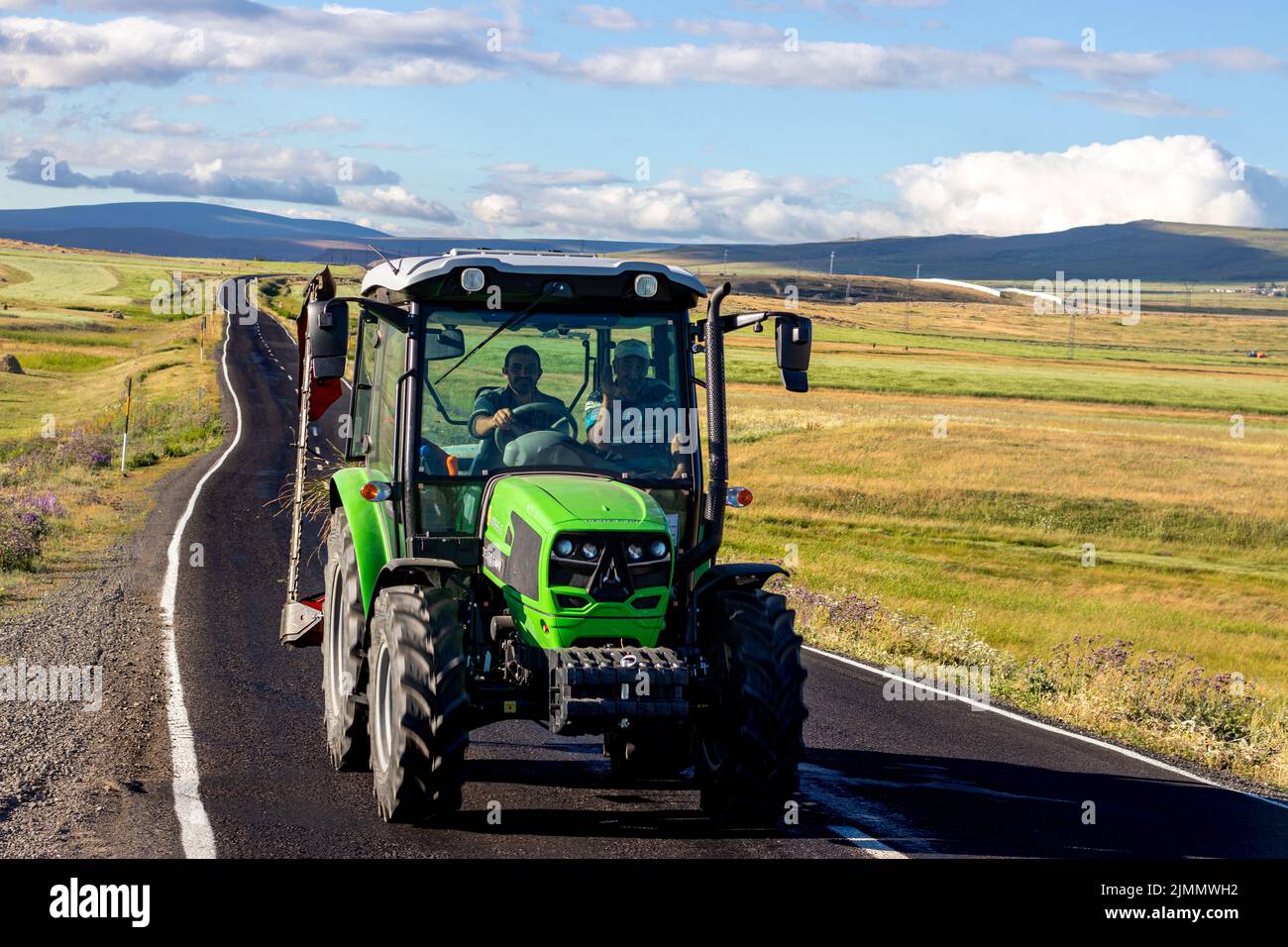 Ardahan, Turquie - juillet 2022 ; agriculteur venant du champ avec un tracteur. Banque D'Images