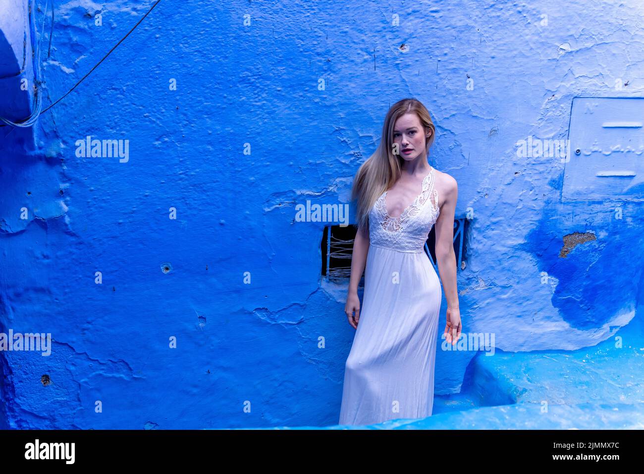 Un modèle pose dans la célèbre ville de Chefchaouen également connue sous le nom de la perle bleue Banque D'Images